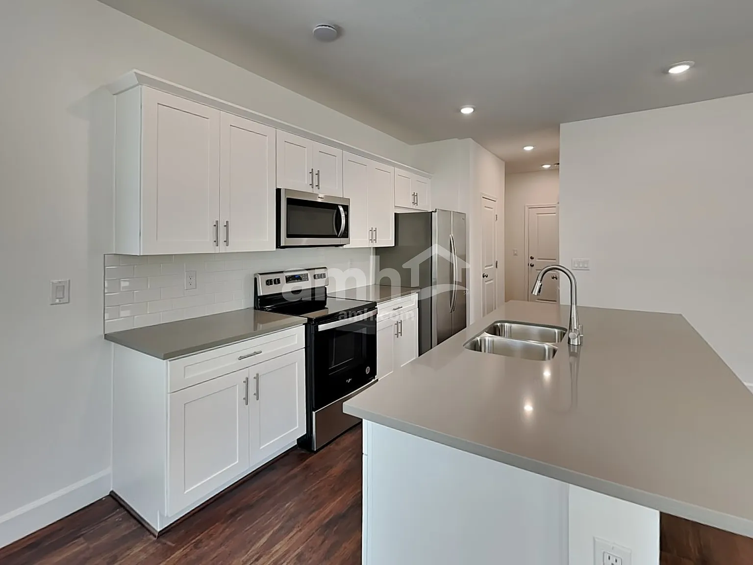 3 bed, 2.5 bath, 1808 sqft, $2,420 — Photo 3