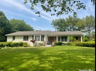 17 Threepence Dr, Melville, NY 11747