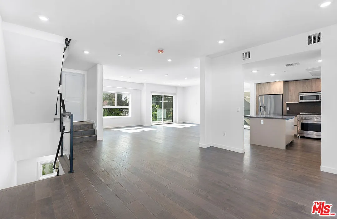 4 bed, 3.5 bath, 2000 sqft, $7,500 — Photo 4