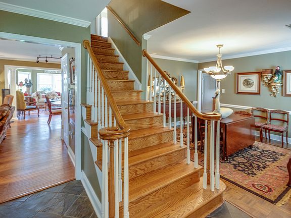 Beautiful entry with tile