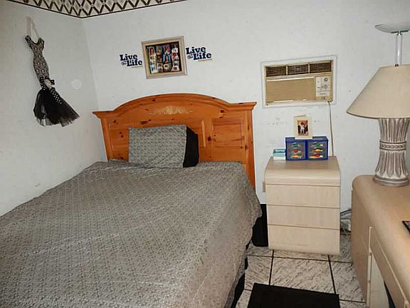 5th image of 221 Jefferson Dr