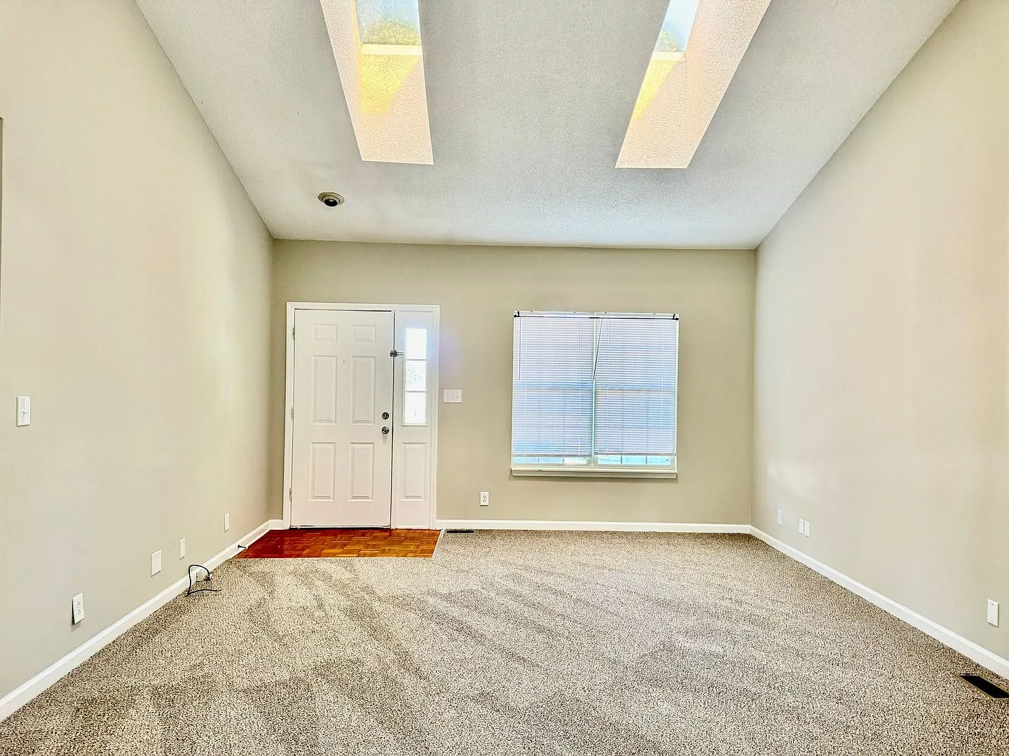 Close to Post! Cute 3 Bed/2 Bath Home Freshly Painted and New Carpet!! — Photo 3