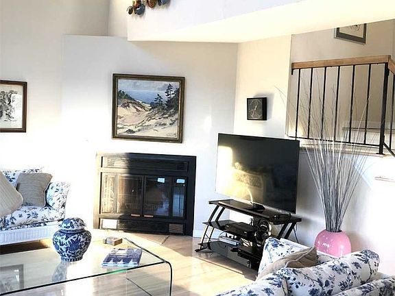 3rd image of 15 Merritt Ln