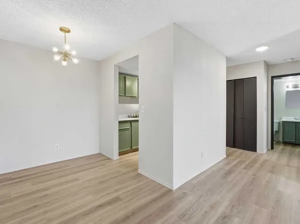 1113 37th St SW #305, Calgary, AB T3C 1S5