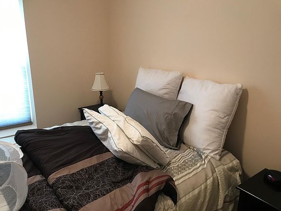 Bedroom with queen size bed