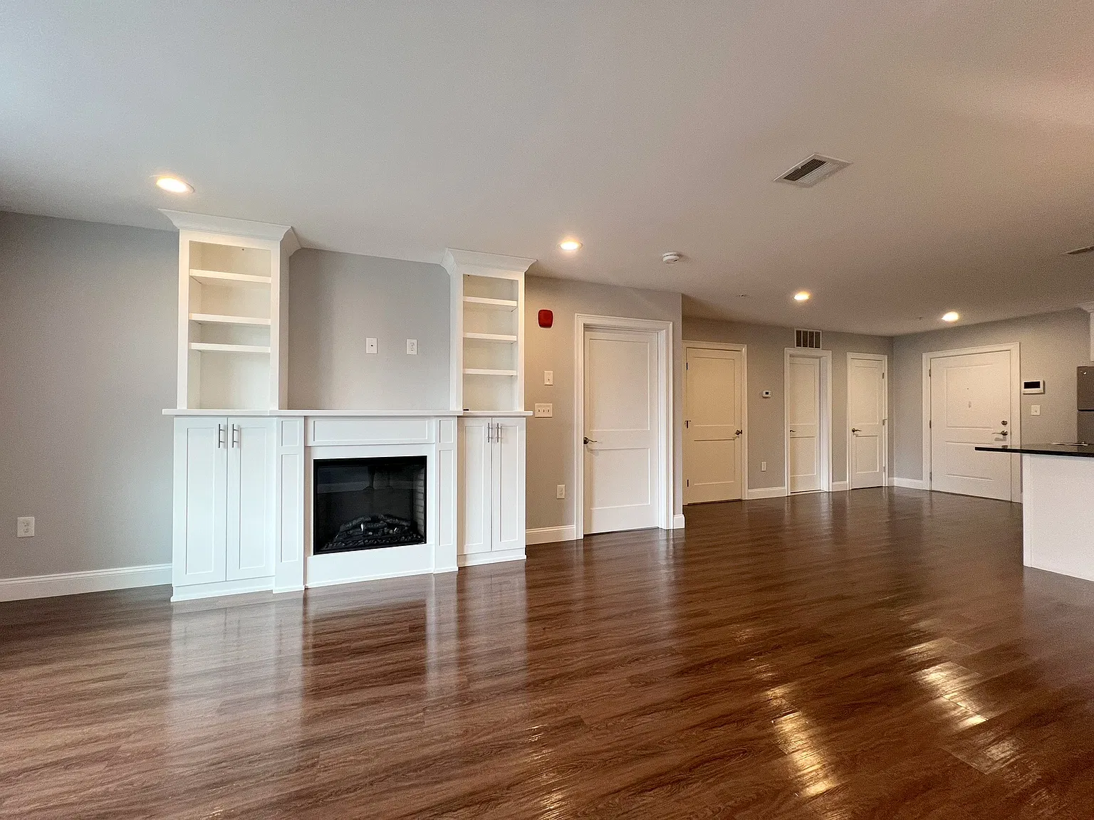 1 bed, 875 sqft, $2,400 — Photo 2
