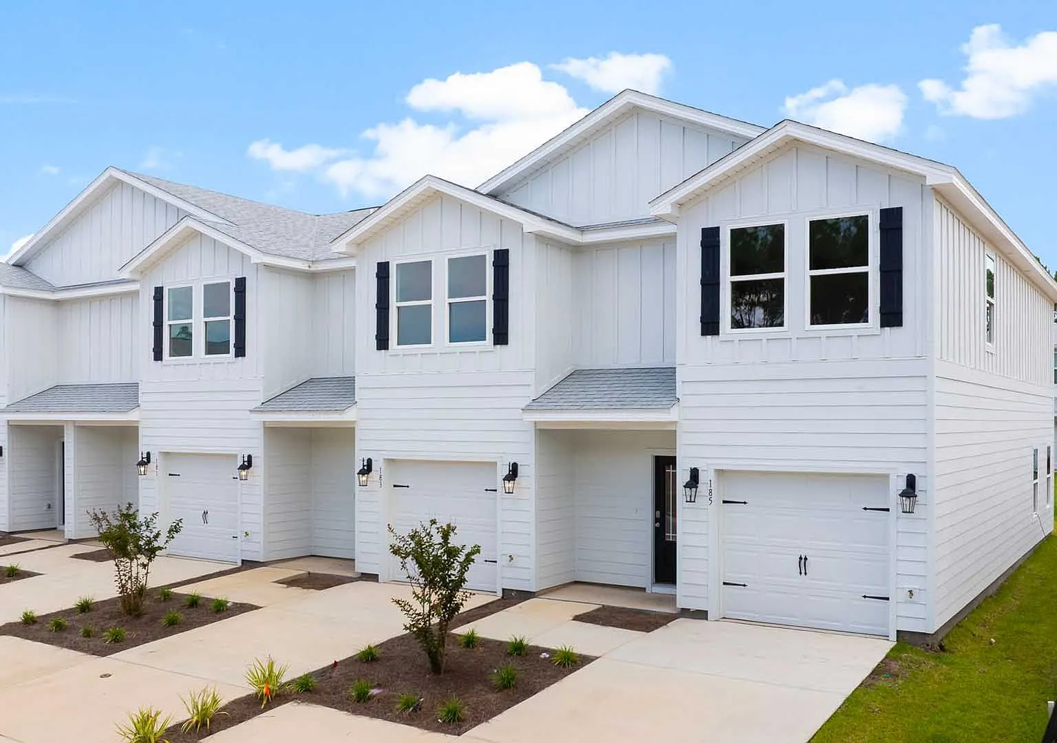Like-New End-Unit Townhome | Community Pool & Playground | A Few Miles From The Beach — Photo 1