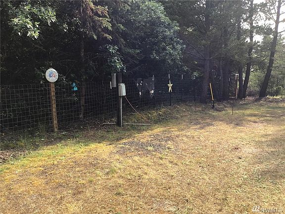 3rd image of 765 Island Cir SE