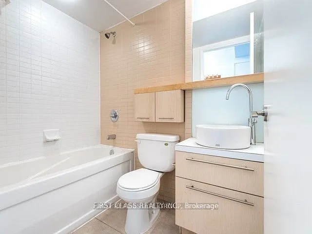 25 Carlton St — Photo 14