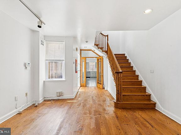 3rd image of 1006 S Front St
