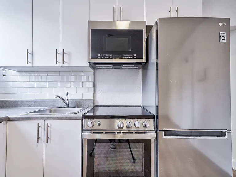 1046 Bathurst St — Photo 37