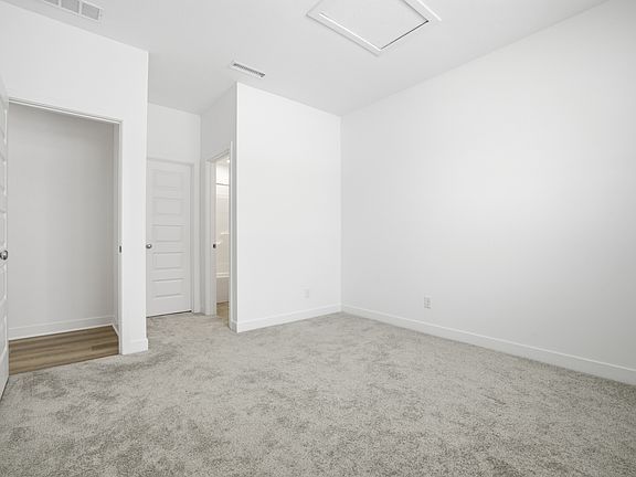 5th image of 2755 Larch Ave