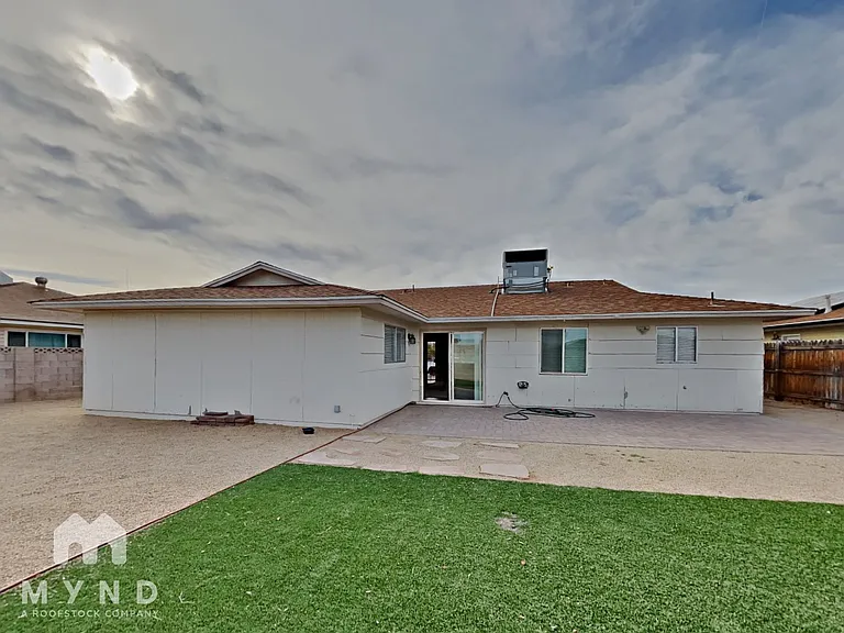 1013 James Lovell St — Photo 17
