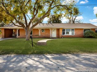 1505 1st St, Floresville, TX 78114