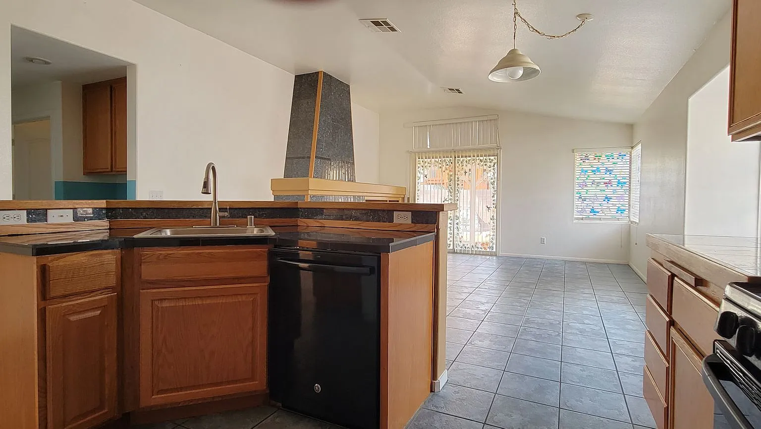 3 bedroom single story home — Photo 2