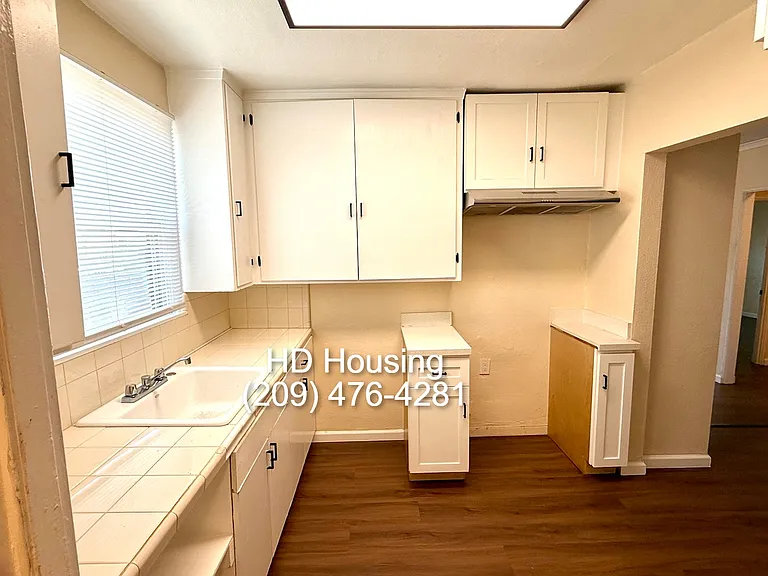 1832 N Berkeley Ave — Photo 5
