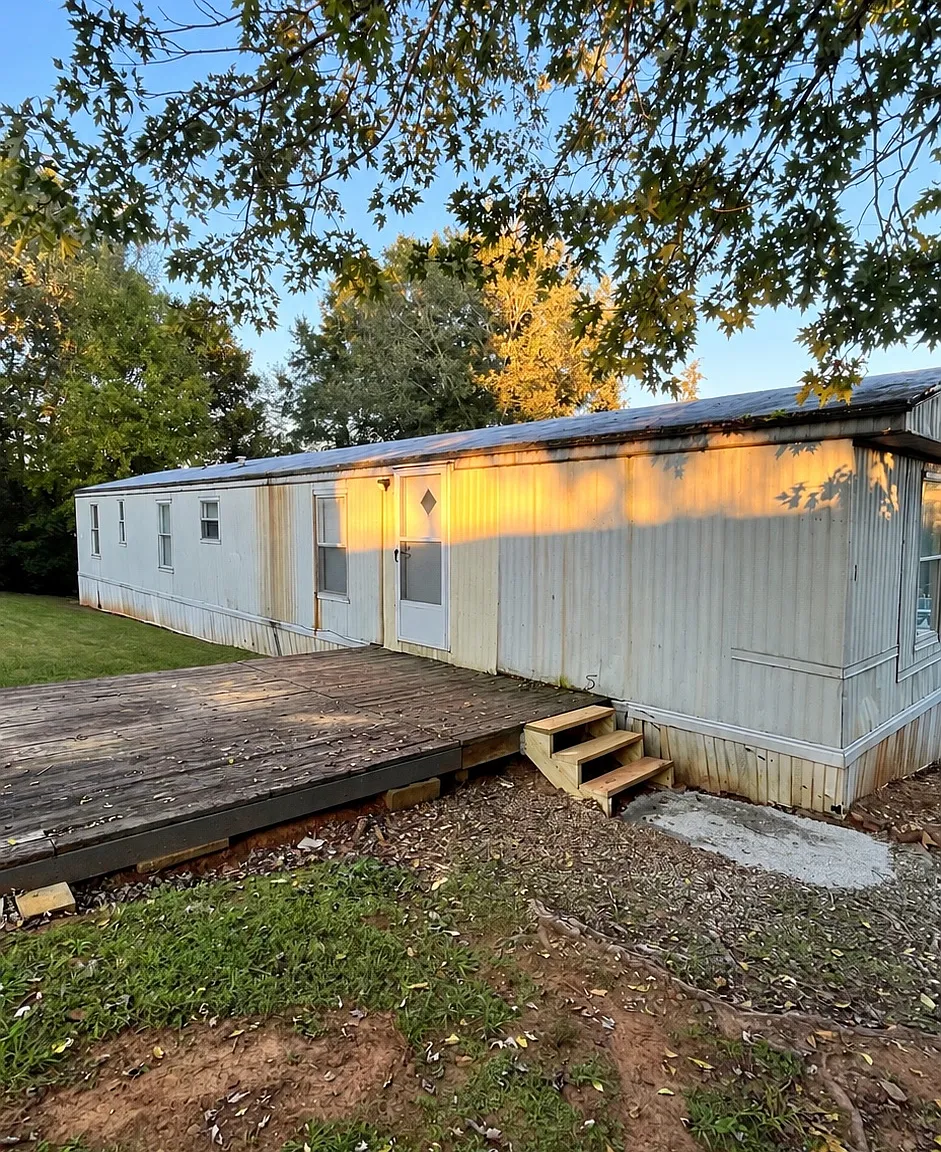 211 Sunset St NW — Photo 1