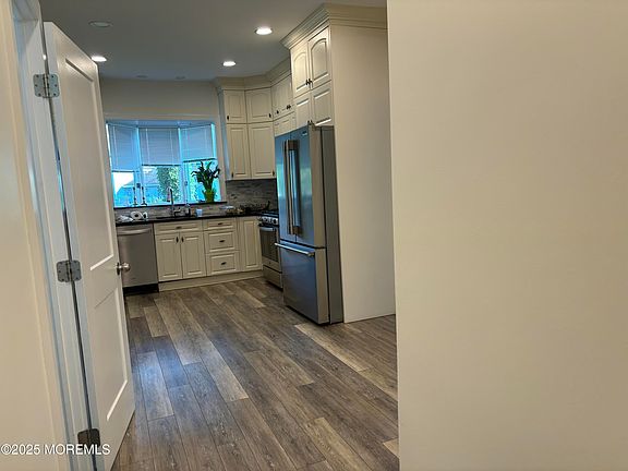 5th image of 55 Pinewood Ave
