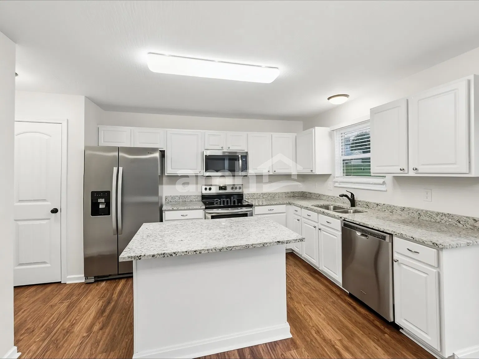 4 bed, 2.5 bath, 1820 sqft, $2,540 — Photo 4