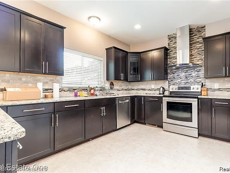 2806 Benjamin Ave — Photo 6
