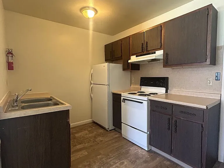 329 W 1st St — Photo 4