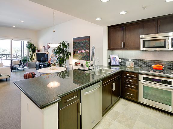 5th image of 931 E Walnut St Unit 520