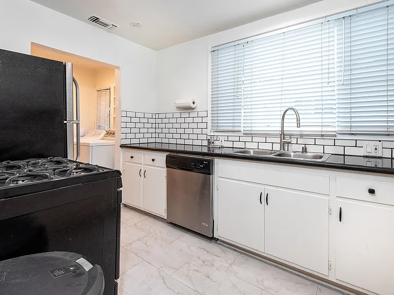 307 S La Peer Dr — Photo 4