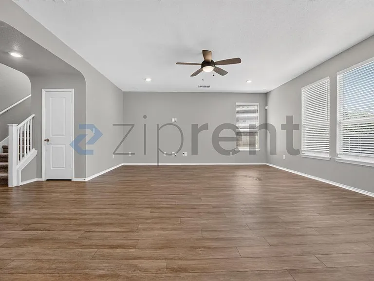 536 Ayinger Ln — Photo 2
