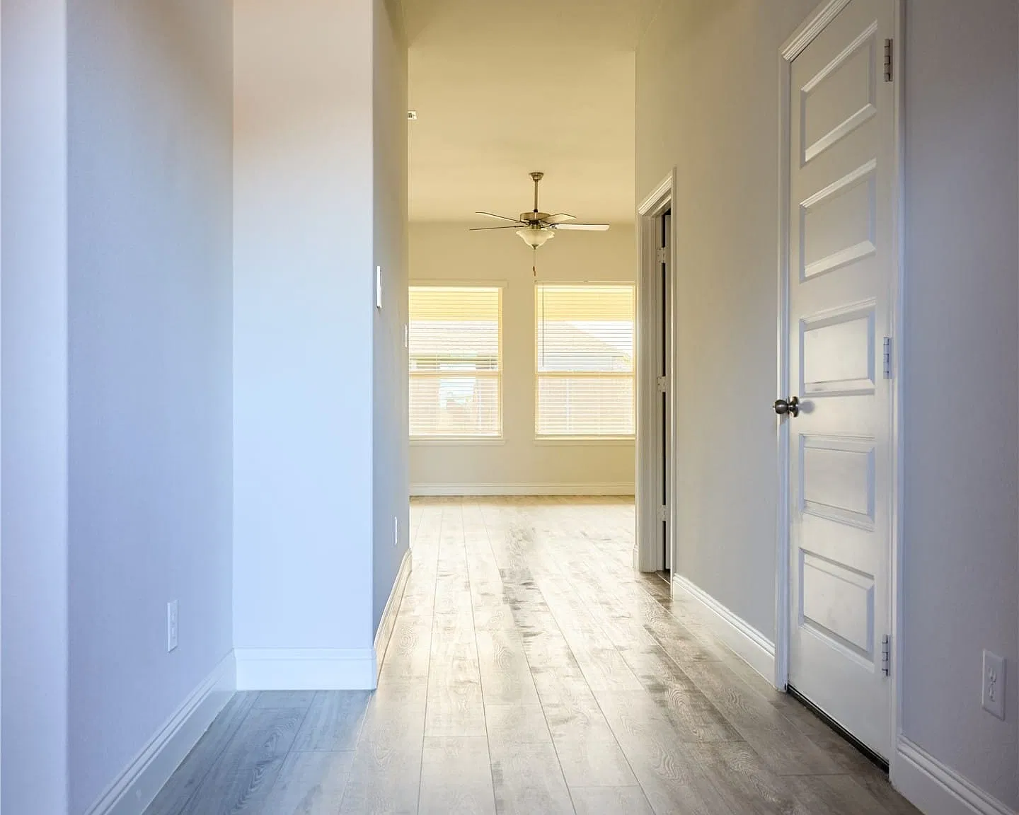 3 bed, 2.0 bath, 1616 sqft, $2,400 — Photo 2