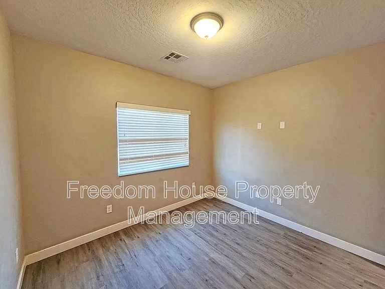 1121 Sixshooter Ave #2 — Photo 15