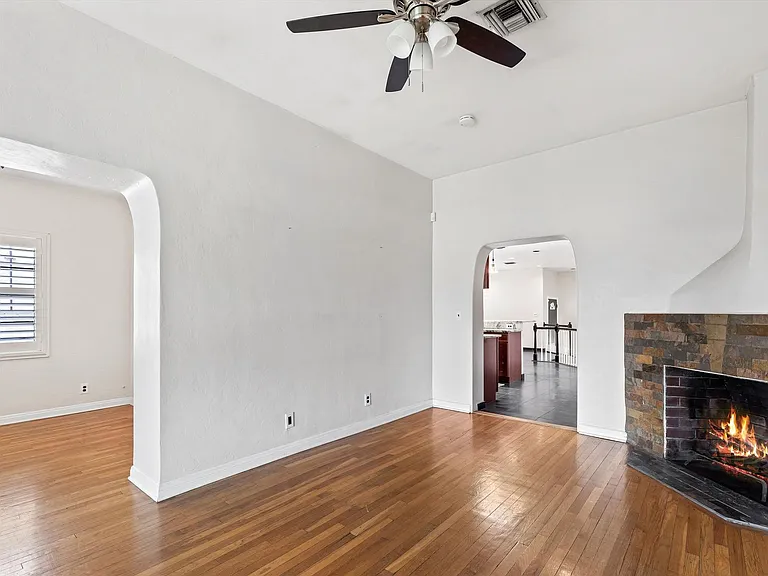 2727 E 6th St — Photo 2