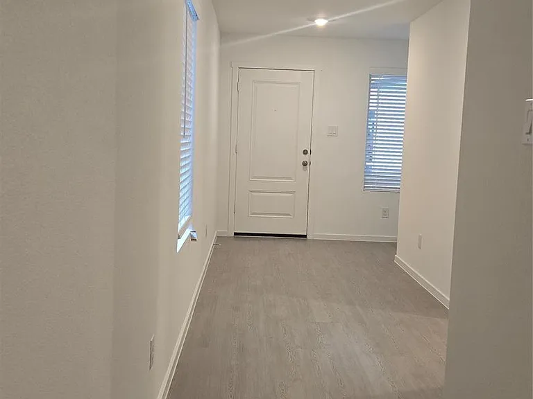 7916 Rutherford Ln — Photo 26