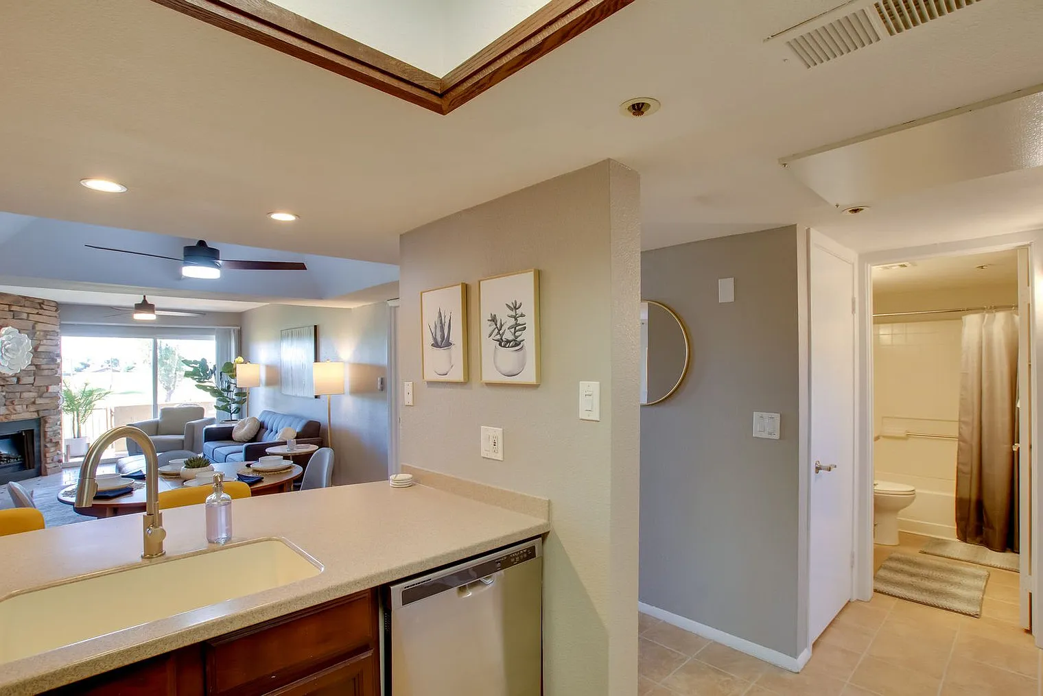 2 bed, 2.0 bath, 1097 sqft, $2,732 — Photo 4