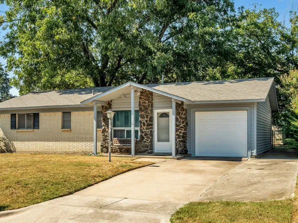 529 Livingston Dr, Hurst, TX 76053