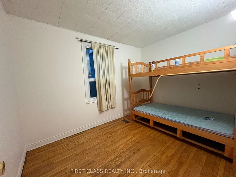 2471 Gerrard St E — Photo 6