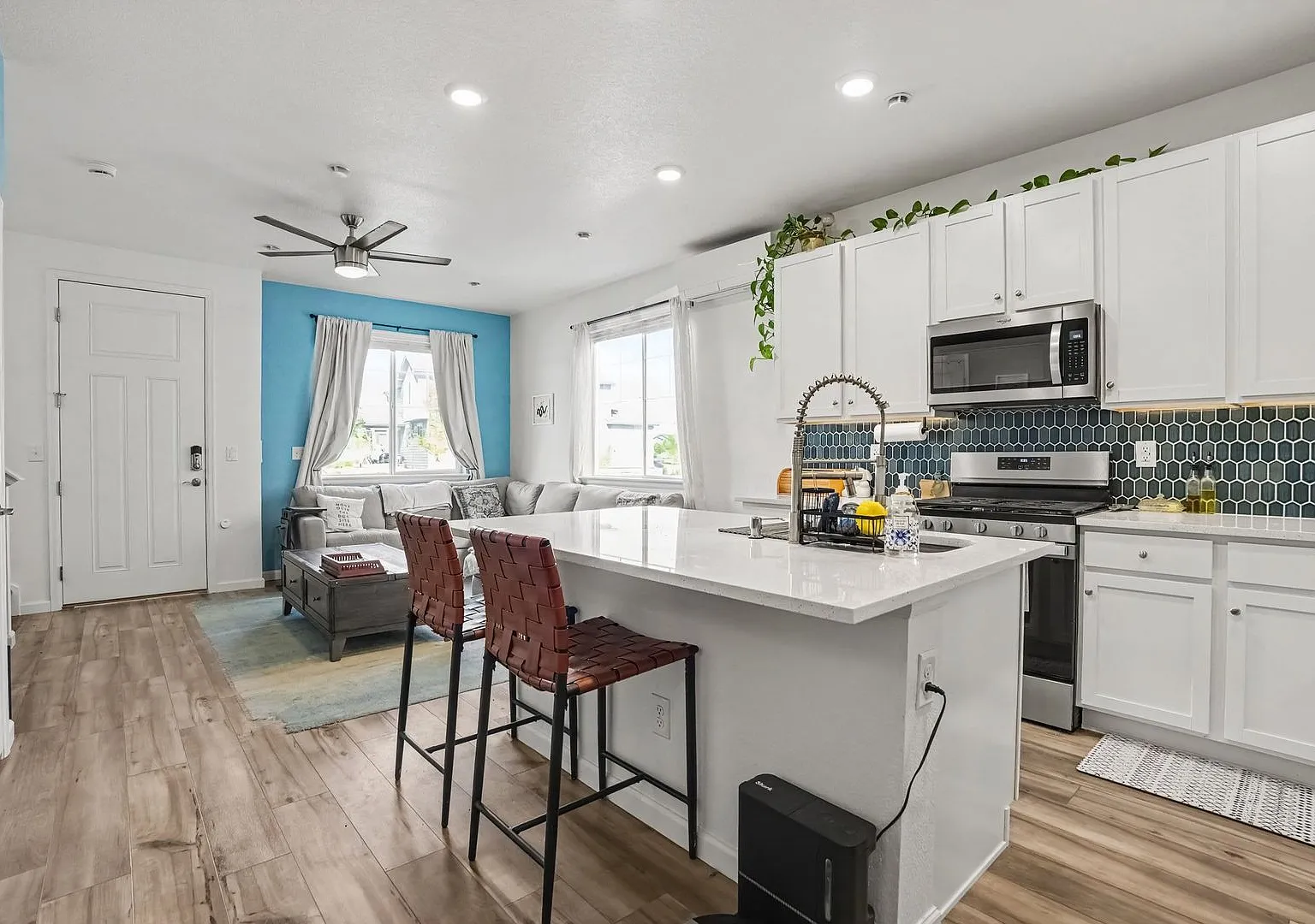 Gorgeous 3 bed 2.5 bath Home Available in Parker! — Photo 3