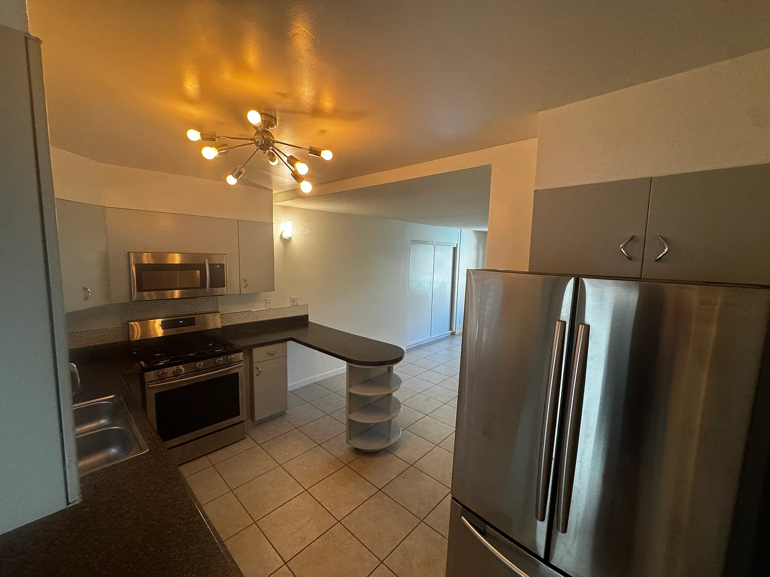 546 S Camino Real — Photo 2