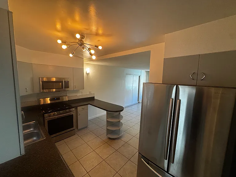546 S Camino Real — Photo 2