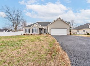 637 Loftwood Dr, Bowling Green, KY 42104
