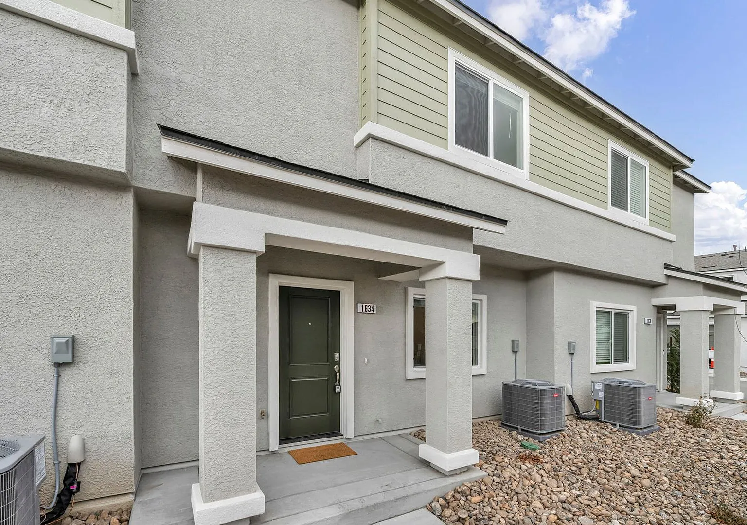 Fully Furnished Executive Home With All Utilities Included! — Photo 2