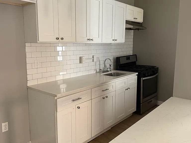 139-141 N 11th St #2R — Photo 2