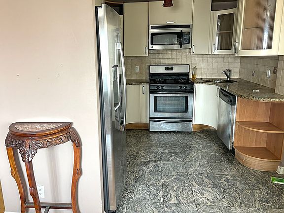 5th image of 2964 Brighton Sixth St #6A
