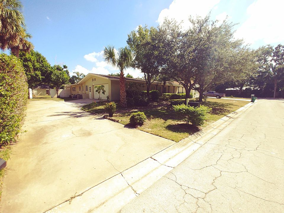 Huge front yard with extra long drive to the double gate. On