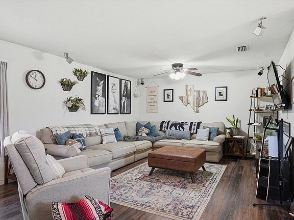 5th image of 1035 Houston St