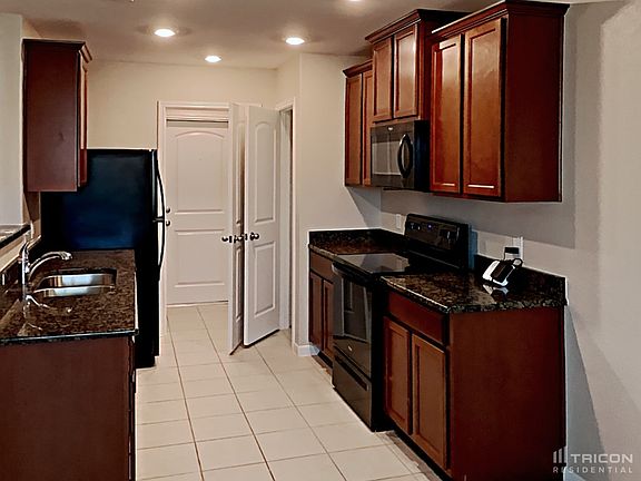4th image of 220 Comanche Plains Dr