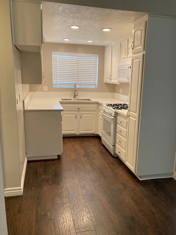 2 bed, 859 sqft, $2,600 — Photo 4