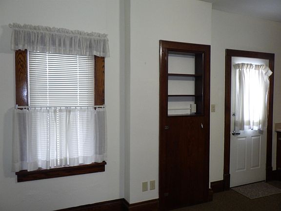 4th image of 604 S Weed St