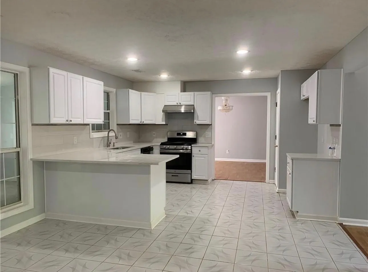 4 bed, 2.5 bath, 2800 sqft, $2,600 — Photo 2