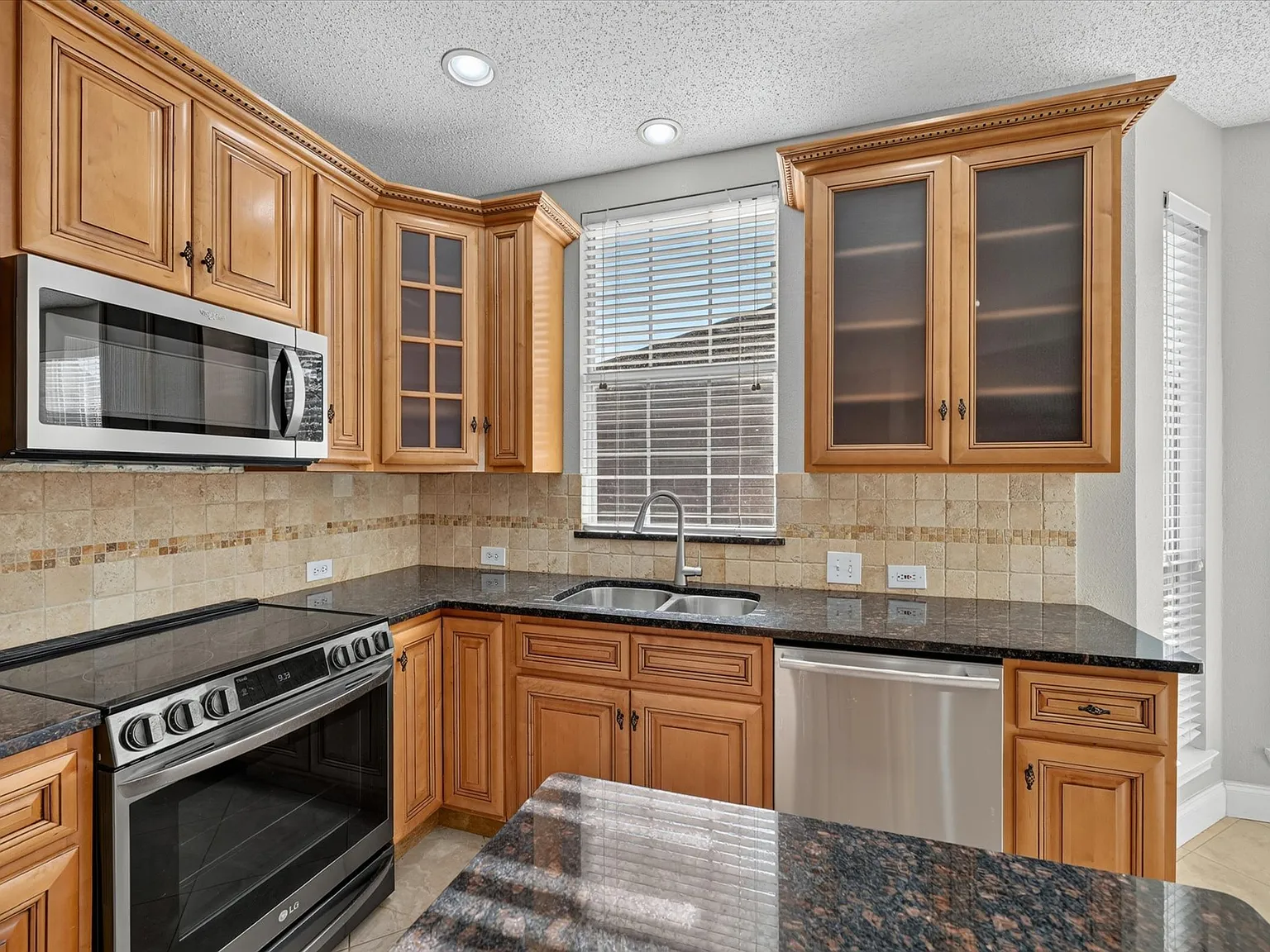 3 bed, 2.5 bath, 2259 sqft, $2,750 — Photo 4