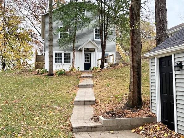 36 S Maple Ave, Fox Lake, IL 60020